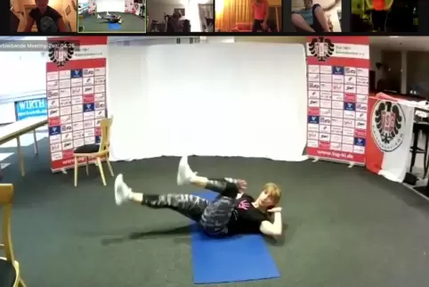 Trainingsstunde mit Korinna Diehl. Sie macht vor, wie’s geht, und alle machen so gut es geht mit. 