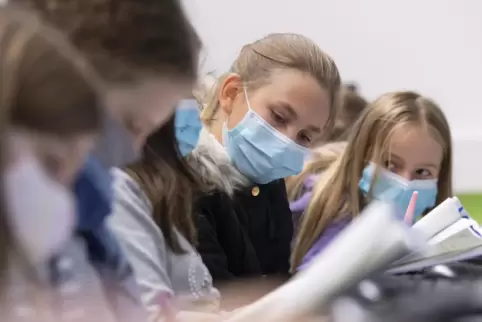 Auch die Pflicht zum Tragen einer Mund-Nasen-Bedeckung ab der 5. Klasse wurde unzureichend kommuniziert, kritisieren Elternvertr