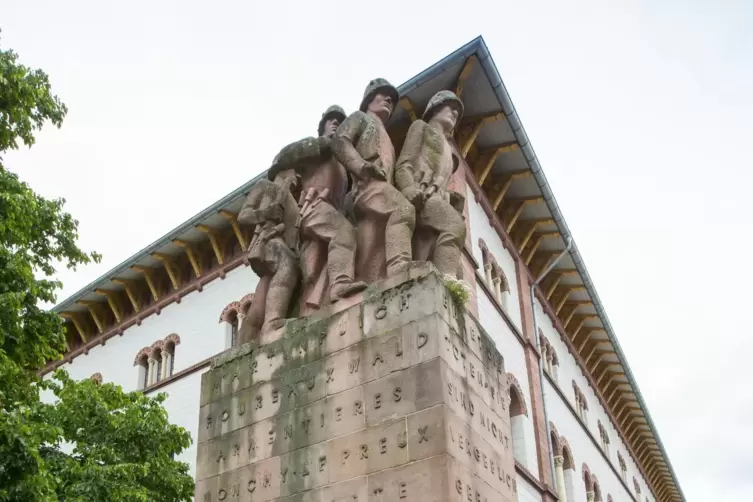 Sie marschieren wieder: Das 1931 eingeweihte Denkmal von Bildhauer Sepp Mages für die Gefallenen des 23. Königlich-bayerischen I
