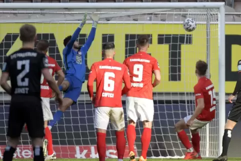 Entsetzte Blicke: Der Ball senkt sich nach Andreas Müllers Hereingabe ins Tor. Avdo Spahic springt auf der Stelle und ins Leere.