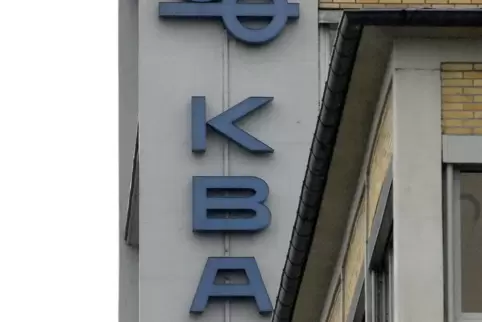 Zukunft mal wieder ungewiss: Unternehmenslogo an der Fassade eines Gebäudes an der Lambsheimer Straße. 