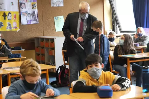Mit Maske im Klassenraum: Schüler der 5c der IGS Wachenheim mit Schulleiter Georg Dumont