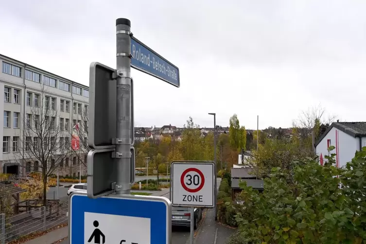 Hinterm „Rheinberger“ biegt die Roland-Betsch-Straße links von der Schachenstraße ab. 