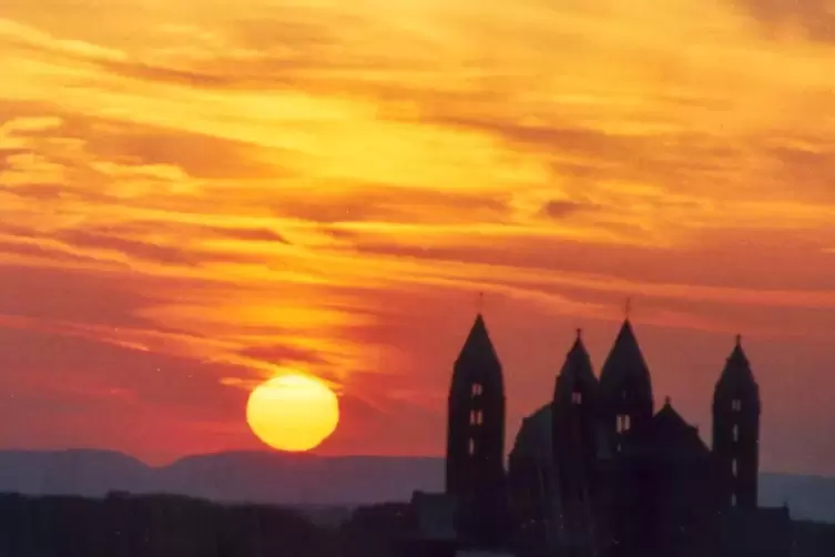 Symbolträchtig: Himmel über Speyer färbt sich orange.