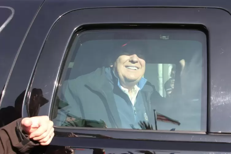 Kurzes Bad in der Menge, wenn auch nur in der gepanzerten Limousine: Donald Trump winkt seinen Fans freudig zu.