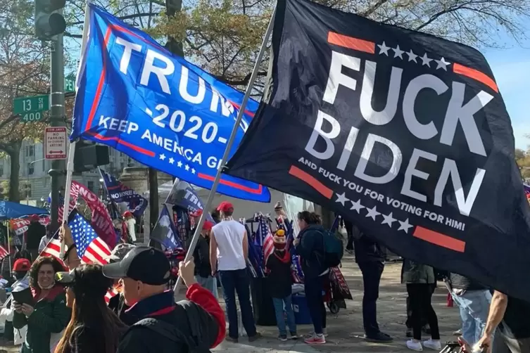 Ein Transparent, das Wut ausdr&uuml;ckt: W&auml;hler von Joe Biden wurden auf der Demo der Trump-Fans w&uuml;st beschimpft.