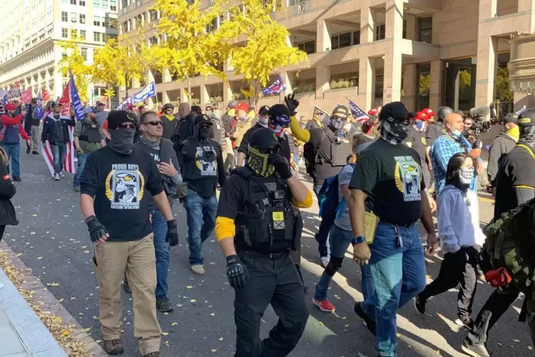 Auch die rechtsextremen &bdquo;Proud Boys&ldquo; waren bei der Pro-Trump-Kundgebung in der Hauptstadt dabei.