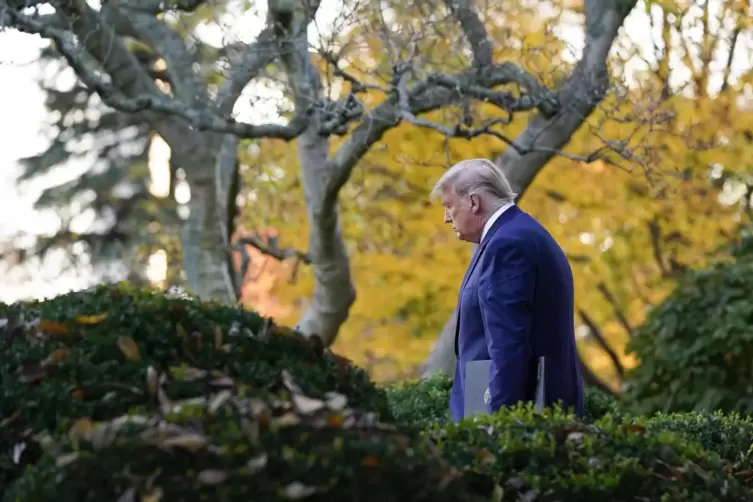 Ein nachdenklicher Donald Trump war am Wochenende im Garten des Wei&szlig;en Hauses zu sehen &ndash; auf dem Weg zu einer Pressekonferenz &uuml;b