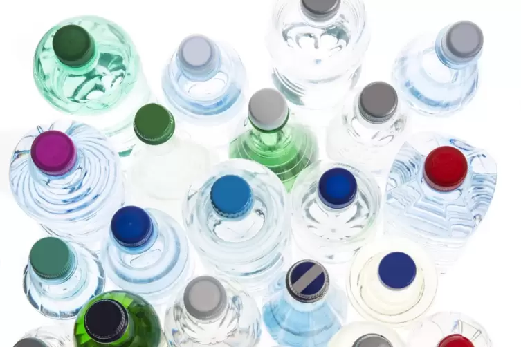 Kritik erntet auch die Abfüllung des Wassers in Plastikflaschen.