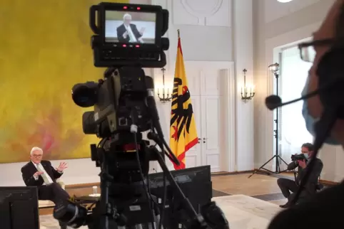 Von den ganz Großen lernen: Videokonferenz mit Bundespräsident Frank-Walter Steinmeier. Von den ganz Großen lernen: Videokonferenz mit Bundespräsident Frank-Walter Steinmeier.