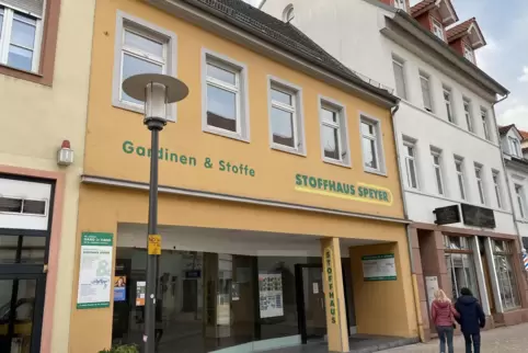 Steht seit 2019 leer: „Stoffhaus“-Gebäude in der Wormser Straße 8. Steht seit 2019 leer: „Stoffhaus“-Gebäude in der Wormser Straße 8.