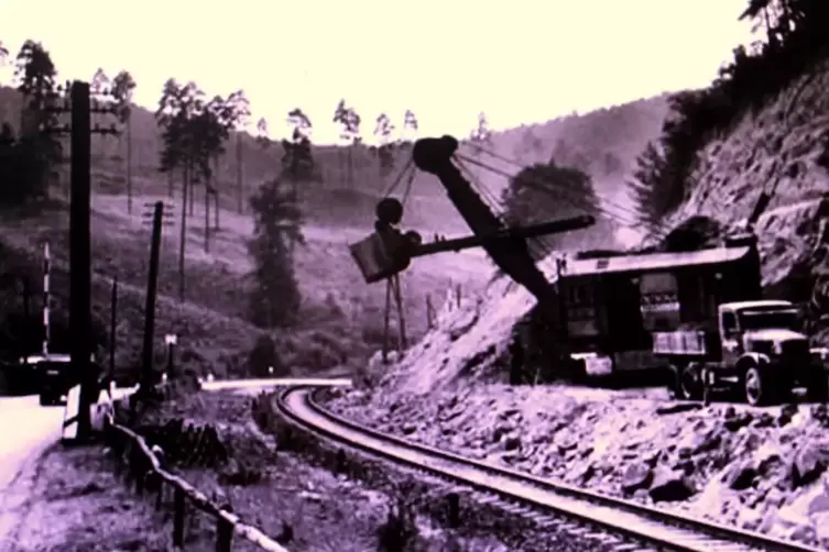 Stra&szlig;enbau im Jahr 1955: Gearbeitet wurde mit den damals modernsten Baumaschinen. 
