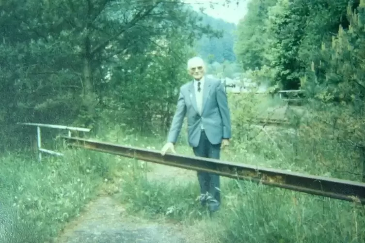  Am historischen Bahn&uuml;bergang am &bdquo;Woardbrunnen&ldquo; in der N&auml;he der Felsennase bei Hauenstein. Unser Foto l&auml;sst den gef&auml;hrlichen Bah