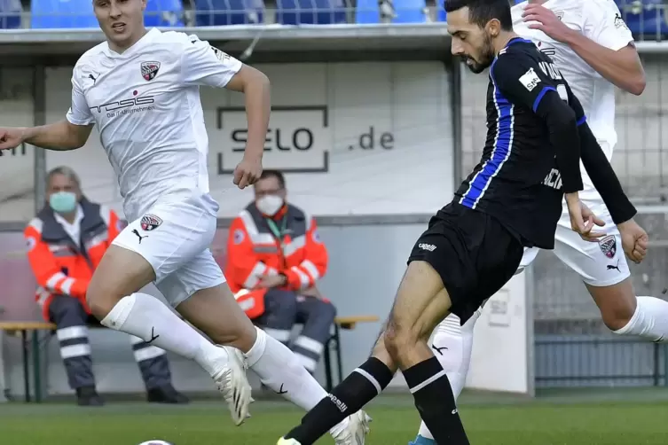 Premiere: Rafael Garcia schiebt den Ball überlegt zum 1:0 gegen den FC Ingolstadt ins Tor.