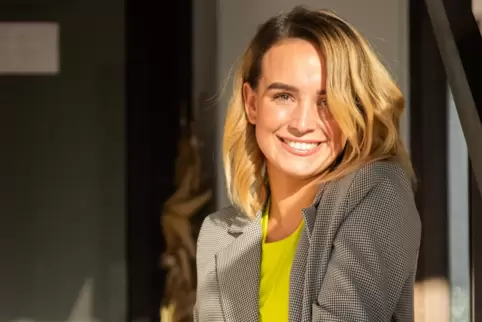 Als „Dezember-Playmate“ ließ sie die Hüllen fallen: die 26-jährige Julia Römmelt. 