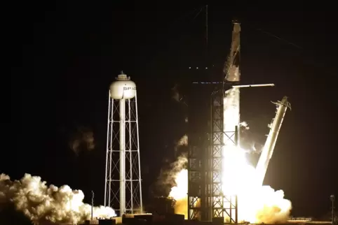 Mit dem Raumschiff „Crew Dragon“ startete die erste reguläre Mission des Unternehmens SpaceX ins Weltall. 