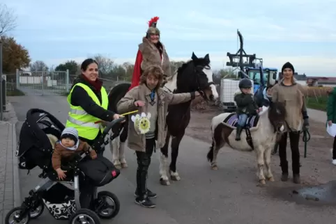 Michaela Räch (gelbe Weste), Julia Hill (als Sankt Martin auf dem Pferd) und Selina Jung als „Bettler“ (Zweite von rechts) haben