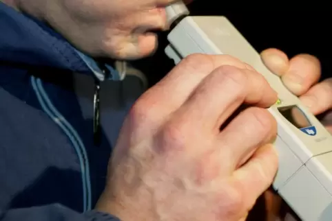 Ein Alko-Test hat bei dem Autofahrer einen Wert von 0,7 Promille ergeben. 