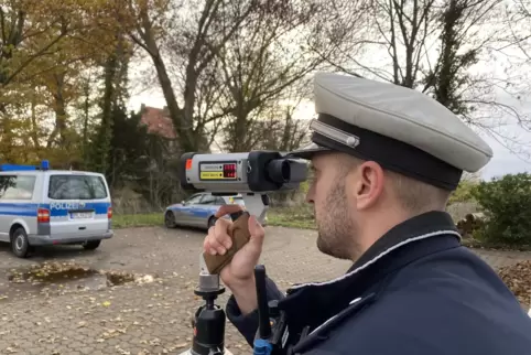 Mit der Laserpistole wird nach Bürgerbeschwerden auf der Durchgangsstraße in Knittelsheim die Geschwindigkeit kontrolliert. 