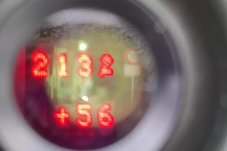 Das wird in der Laserpistole angezeigt: In 213 Metern Entfernung fuhr das Auto 56 Stundenkilometer. 