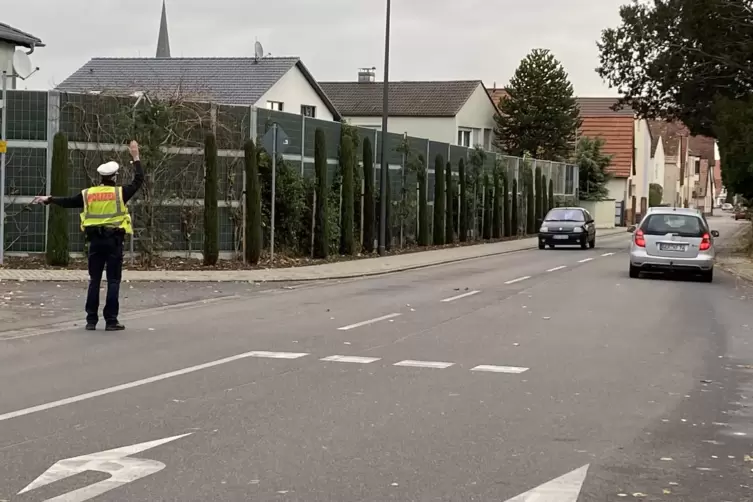 Wer zu schnell ist wird von einem Polizisten aufgefordert am Stra&szlig;enrand zu halten. 