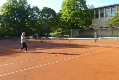 Was bei Sonnenschein viel Spaß macht, ist im Herbst nicht mehr so angenehm: Tennis im Freien spielen. Für die Sportler bleibt im
