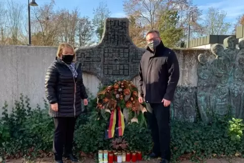 Ortsbürgermeisterin Manuela Winkelmann und Landrat Clemens Körner legen einen Kranz nieder.