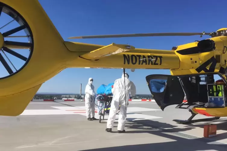 Ein Covid-19-Patient wird zum Hubschrauber gebracht. 