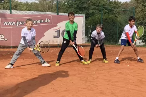 Ben Drinda, Ben Bergner, Julius Wolf, Bernardo Sänger (von links) vom TC Mutterstadt motivieren schon mal ihren Trainer Marcelo 
