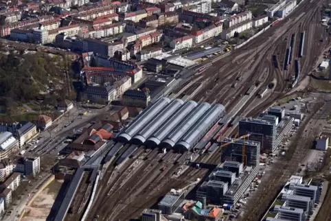 Der Karlsruher Hauptbahnhof gehört zu den wichtigsten Bahnknoten Südwestdeutschlands. 