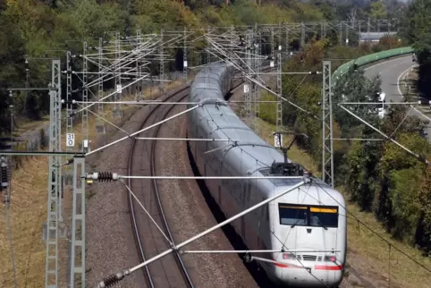 ICE fahren auf dem Abschnitt zwischen Karlsruhe und Mannheim nördlich vom Abzweig Saalbach über die Schnellstrecke.