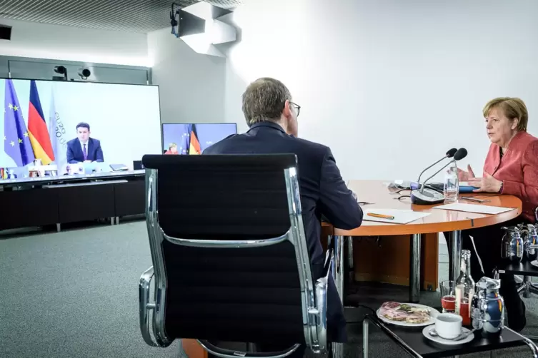 Bundeskanzlerin Angela Merkel (CDU) und Michael Müller, Regierender Bürgermeister von Berlin, nehmen an einer Videokonferenz mit