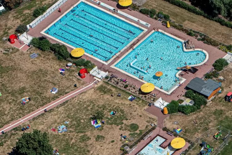 Das Freibad von Hettenleidelheim. 