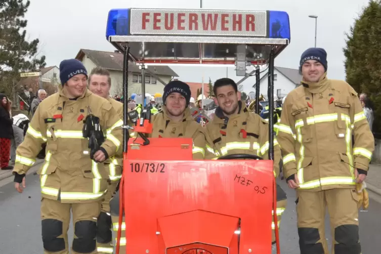 Fasnachtsumzug mit der Feuerwehr. 