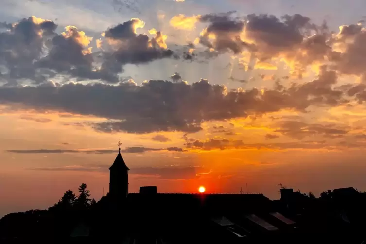 Die katholische Kirche in Hettenleidelheim bei einem Sonnenaufgang im August von Florian Schmidt aus Hettrum.