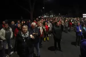 Rund 300 Menschen versammelten sich beim Hauptfriedhof. Masken? Fehlanzeige. 