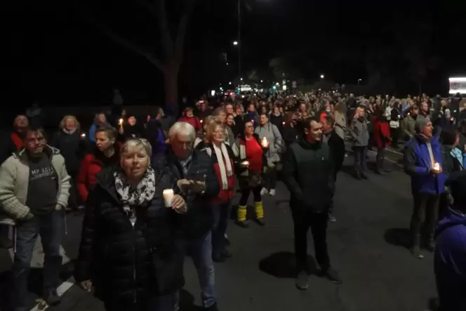 Rund 300 Menschen versammelten sich beim Hauptfriedhof. Masken? Fehlanzeige.