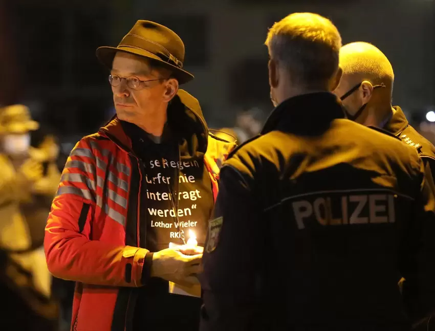 Kurz vor dem Platzverweis: Schiffmann spricht mit Polizisten.