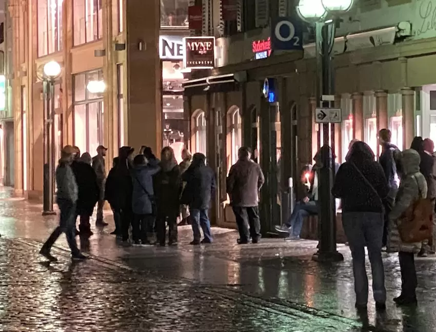 In der Marktstraße sammeln sich gegen 19.45 Uhr Menschen.