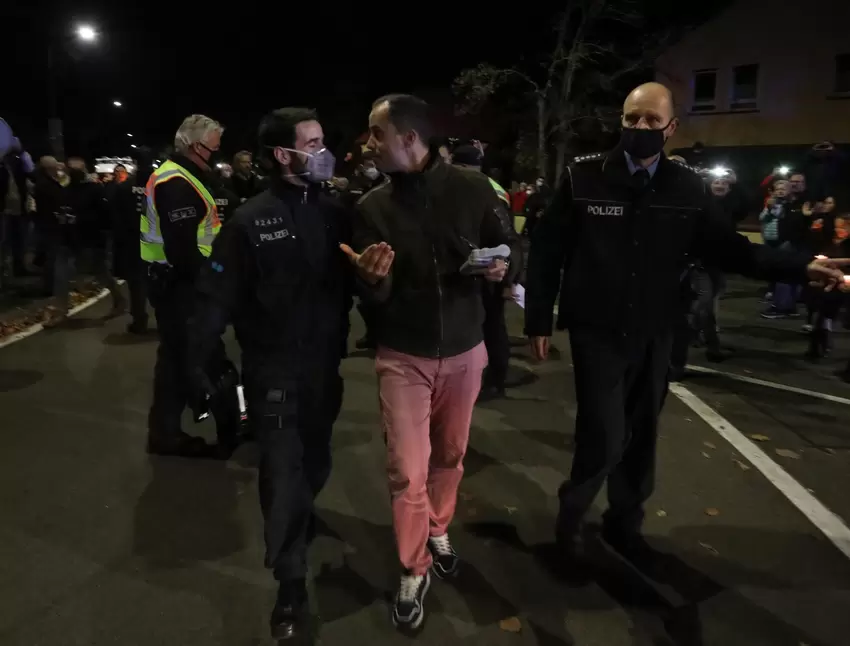 Auch ein Begleiter Schiffmanns wird der Stadt verwiesen.