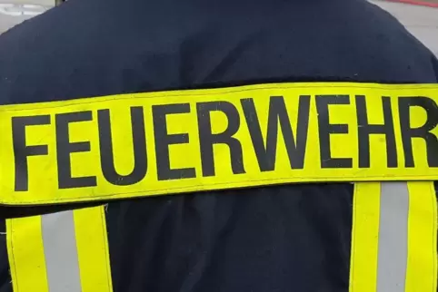Feuerwehrleute wurden beim Einsatz in Karlsruhe behindert. 