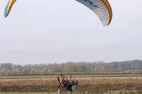 Werner Riehm startet mit seinem Motorgleitschirm.