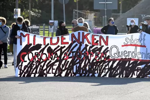 In Karlsruhe protestierten Menschen gegen eine «Querdenken»-Demonstration mit einem Transparent auf dem «Mitdenken statt Querden