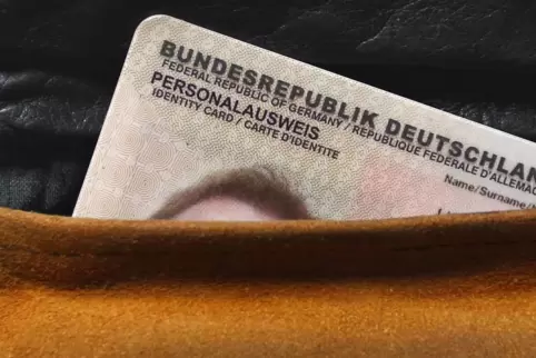  Der Ausweis-Inhaber wird den für den Fall zuständigen Beamten in Lauterecken (Kreis Kusel) jetzt erklären müssen, wie sein Doku