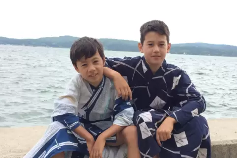 Auf Besuch in der Heimat ihrer Mutter in Japan: Alvar Matsuura (rechts) und sein Bruder Aragon. Sie tragen einen Yukata, ein tra
