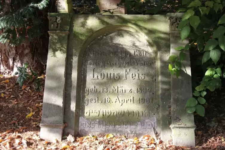 Dieses Foto zeigt den Grabstein des 1901 verstorbenen Louis Feis, dessen Erben 1903, als der Friedhof eine Erweiterung benötigte
