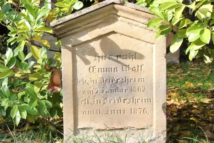 Grabstein der 1876 im Alter von nur 14 Jahren verstorbenen Emma Wolf.