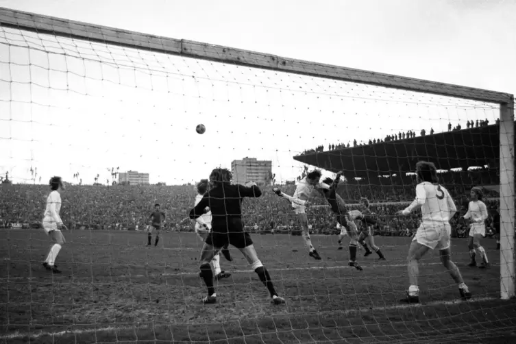 60.000 Fans im Südwest-Stadion, mit exklusiven Plätzen auf dem Tribünendach, sahen Beckenbauer (links), Maier, Breitner (Nr. 3) 