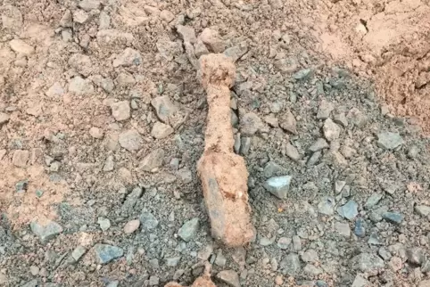 Beim Ausbau der Tränkgasse wurde eine Phosphorgranate im Boden gefunden.