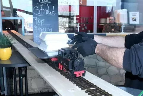 Kreativ: Der Fleischerimbiss Ludwig aus Kirchheimbolanden hat das Essen kontaktlos auf Schienen zu seinen Kunden transportiert, Kreativ: Der Fleischerimbiss Ludwig aus Kirchheimbolanden hat das Essen kontaktlos auf Schienen zu seinen Kunden transportiert,